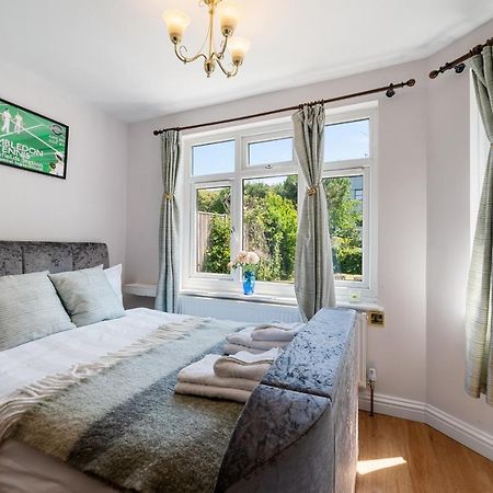 Lovely Garden Apartment In Wimbledon Town Centre With Private Parking By Wimbledon Holiday Lets London Ngoại thất bức ảnh