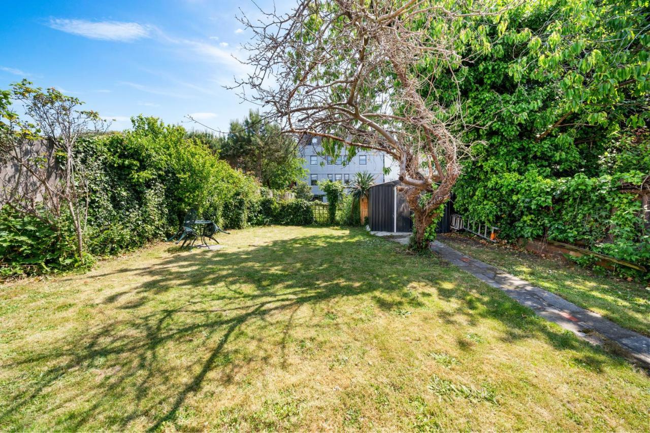 Lovely Garden Apartment In Wimbledon Town Centre With Private Parking By Wimbledon Holiday Lets London Ngoại thất bức ảnh
