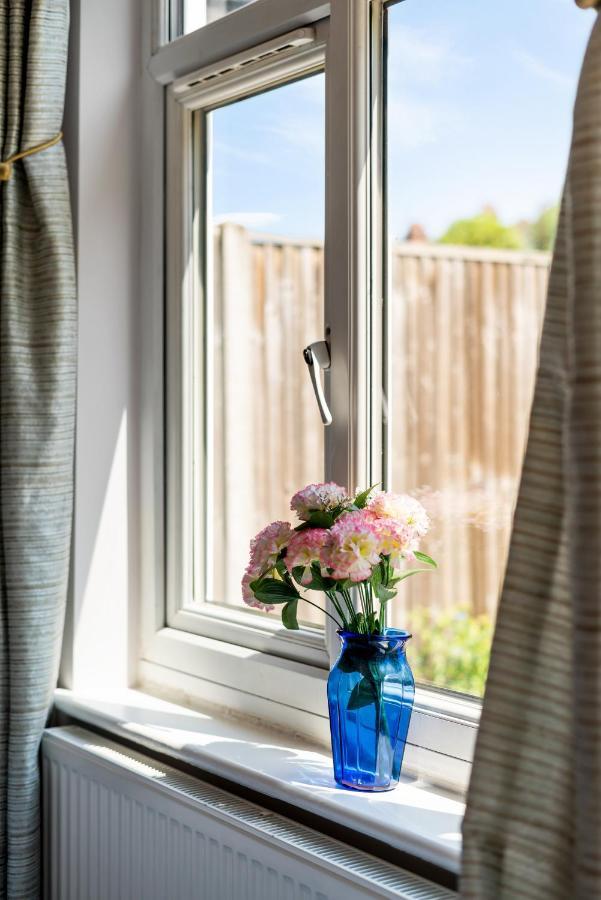 Lovely Garden Apartment In Wimbledon Town Centre With Private Parking By Wimbledon Holiday Lets London Ngoại thất bức ảnh