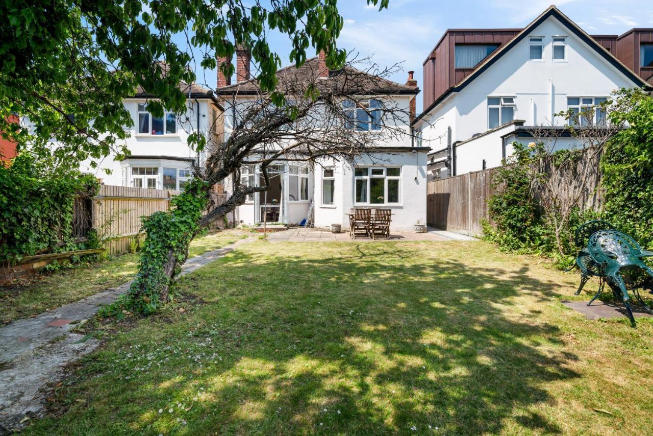Lovely Garden Apartment In Wimbledon Town Centre With Private Parking By Wimbledon Holiday Lets London Ngoại thất bức ảnh