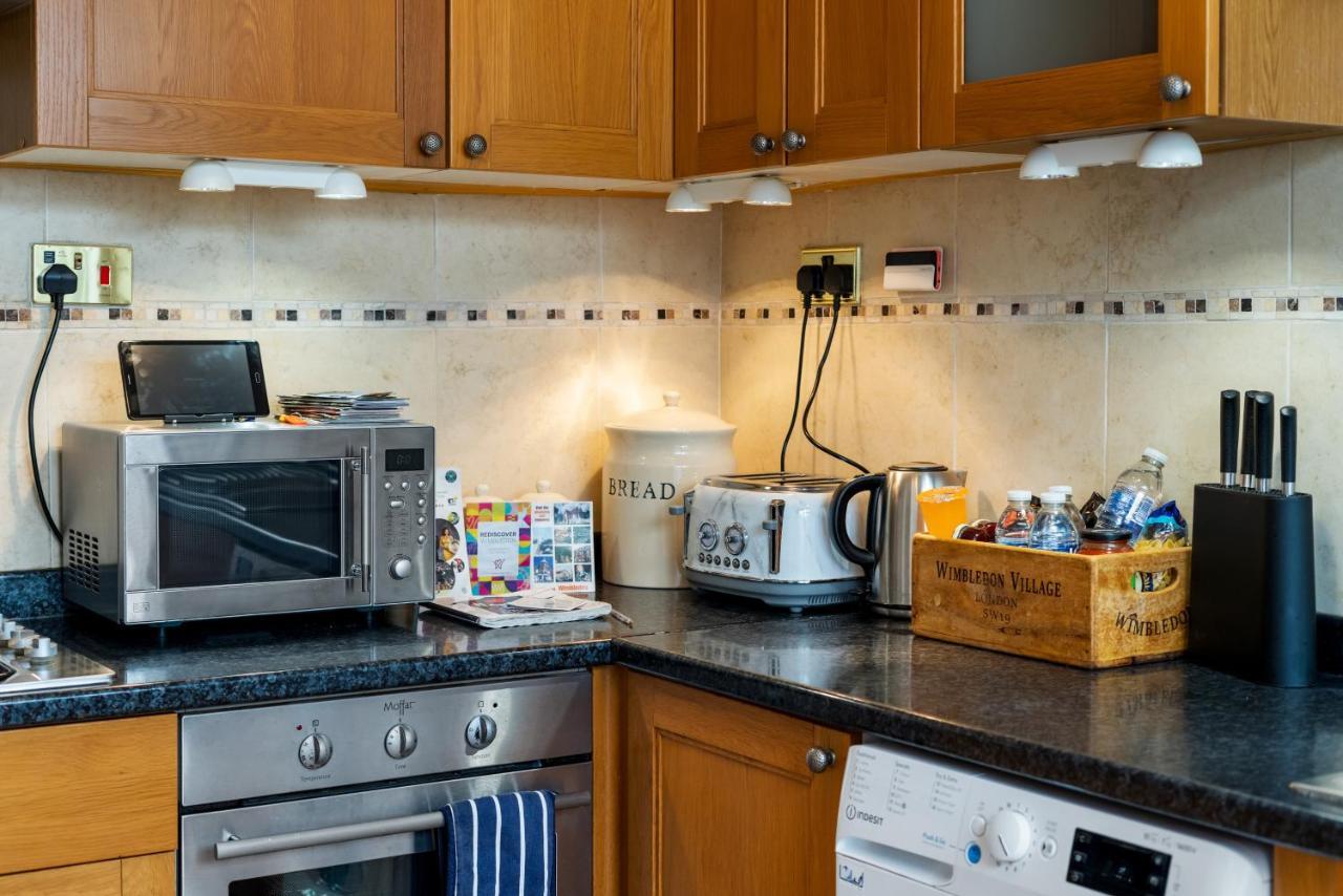 Lovely Garden Apartment In Wimbledon Town Centre With Private Parking By Wimbledon Holiday Lets London Ngoại thất bức ảnh