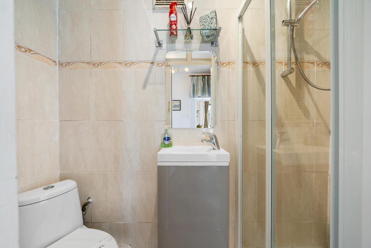 Lovely Garden Apartment In Wimbledon Town Centre With Private Parking By Wimbledon Holiday Lets London Ngoại thất bức ảnh