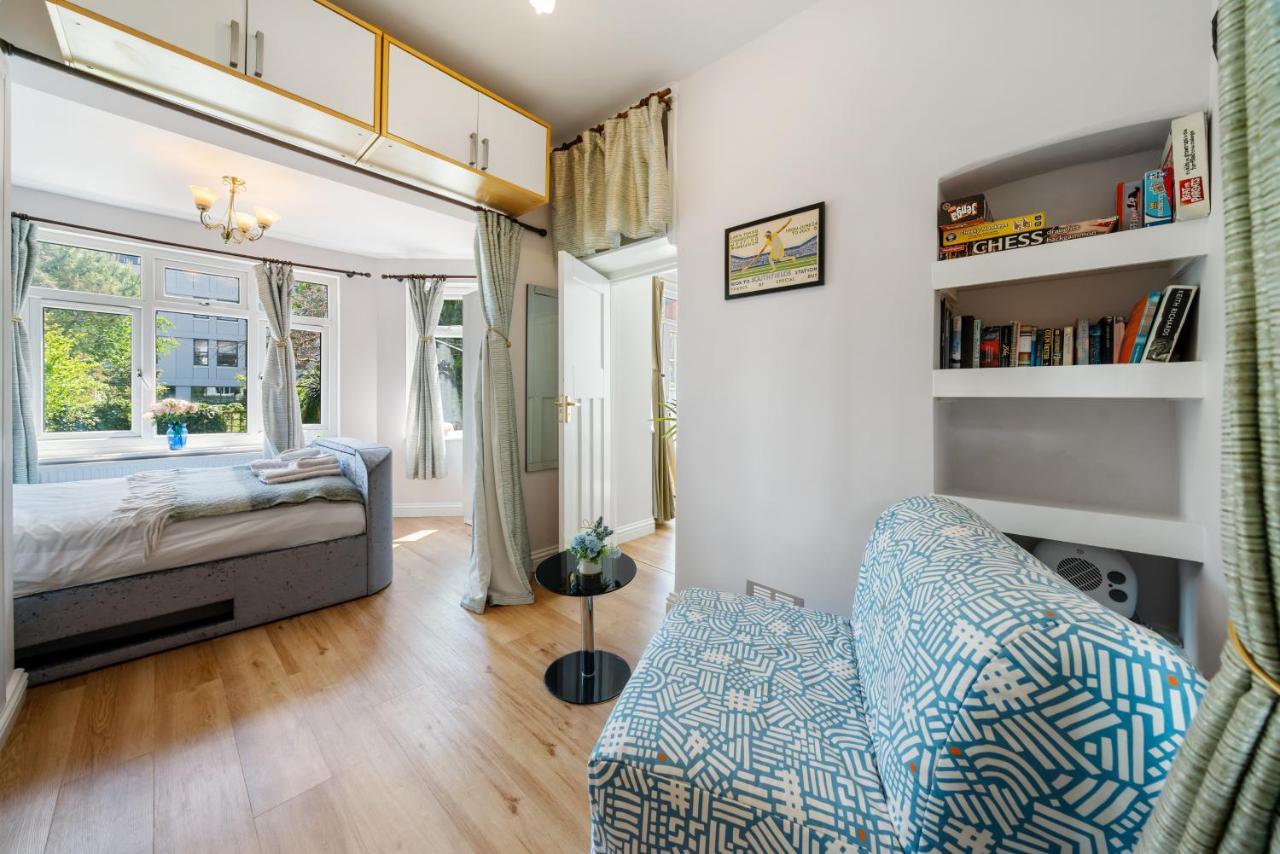 Lovely Garden Apartment In Wimbledon Town Centre With Private Parking By Wimbledon Holiday Lets London Ngoại thất bức ảnh