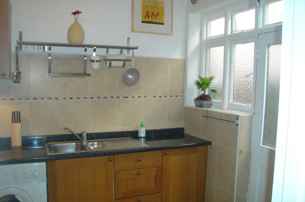 Lovely Garden Apartment In Wimbledon Town Centre With Private Parking By Wimbledon Holiday Lets London Ngoại thất bức ảnh