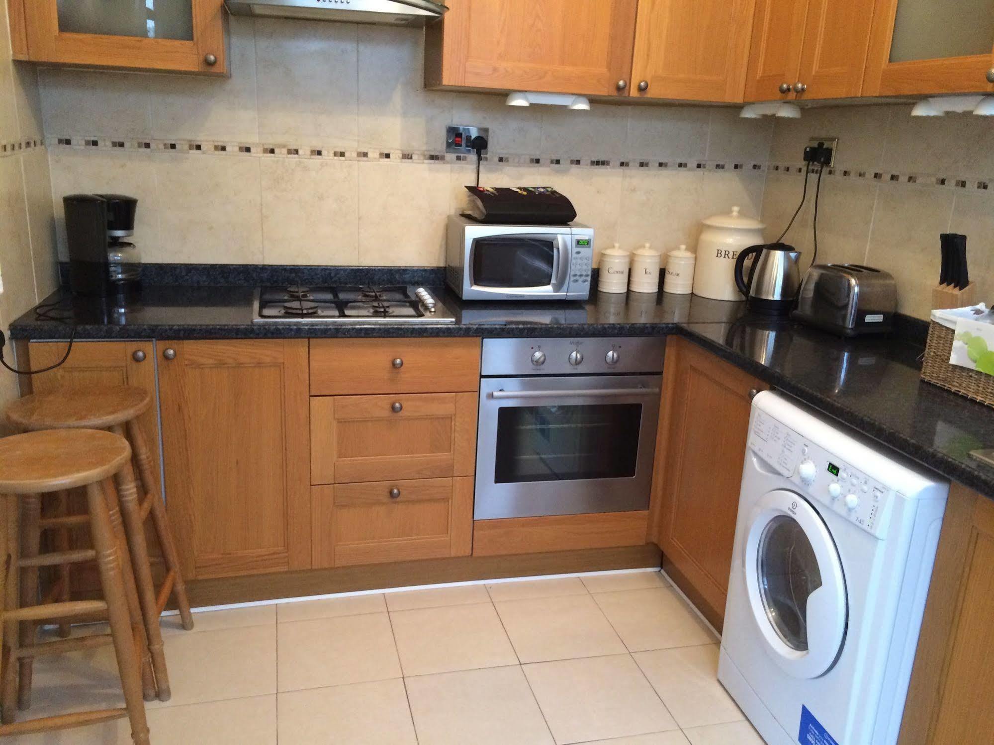 Lovely Garden Apartment In Wimbledon Town Centre With Private Parking By Wimbledon Holiday Lets London Ngoại thất bức ảnh