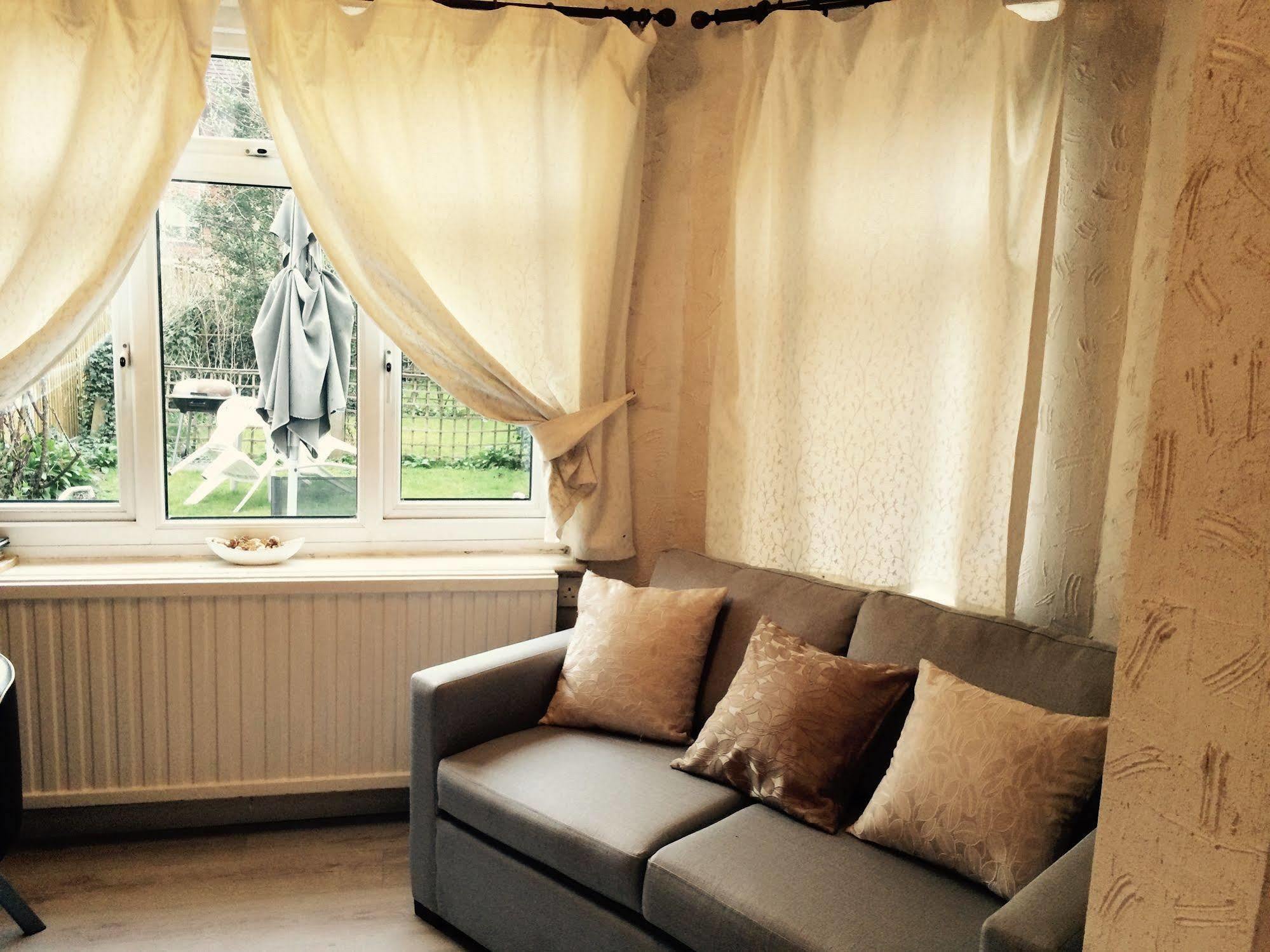 Lovely Garden Apartment In Wimbledon Town Centre With Private Parking By Wimbledon Holiday Lets London Ngoại thất bức ảnh
