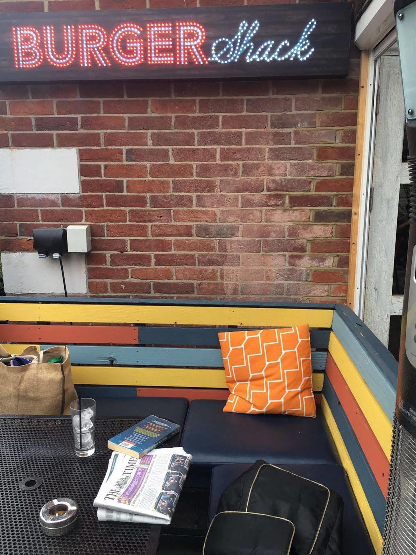 Lovely Garden Apartment In Wimbledon Town Centre With Private Parking By Wimbledon Holiday Lets London Ngoại thất bức ảnh