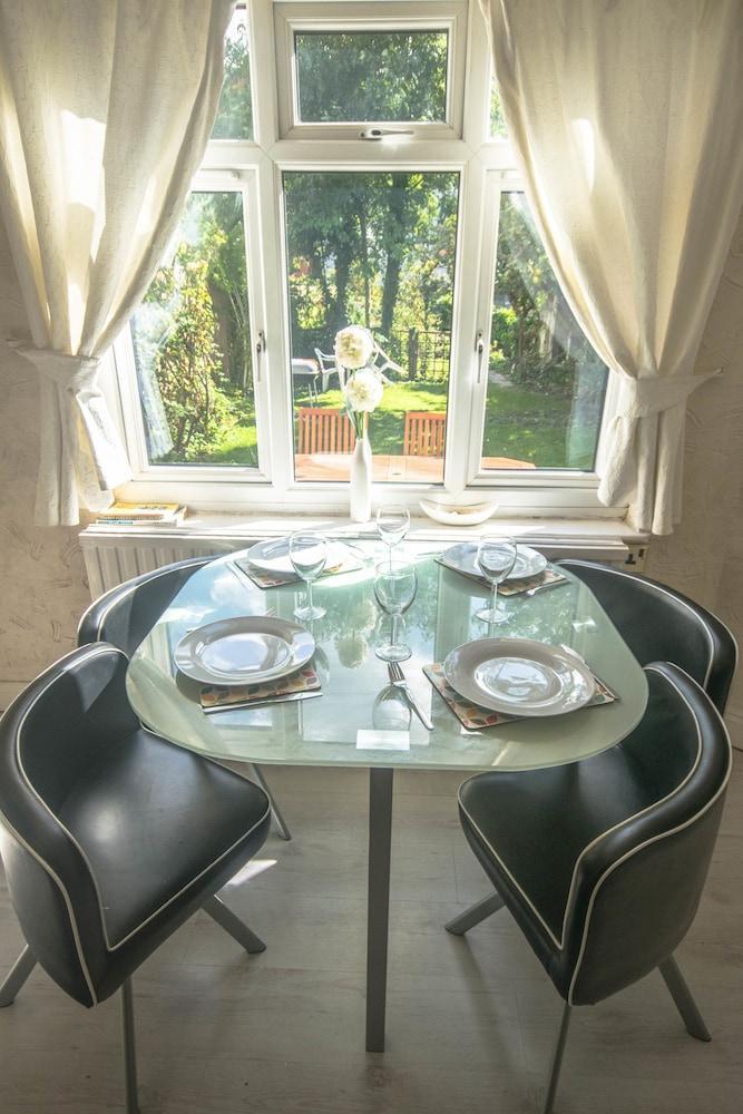 Lovely Garden Apartment In Wimbledon Town Centre With Private Parking By Wimbledon Holiday Lets London Ngoại thất bức ảnh