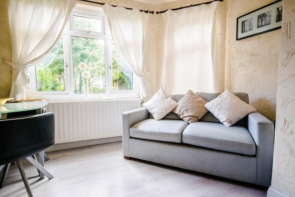 Lovely Garden Apartment In Wimbledon Town Centre With Private Parking By Wimbledon Holiday Lets London Ngoại thất bức ảnh